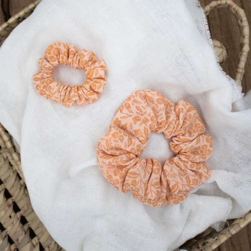 Chouchou en coton orangé à motifs fleuris – accessoire cheveux Petit Fripon fait main