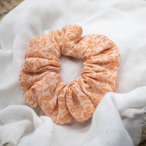 Chouchou en coton orangé à motifs fleuris – accessoire cheveux Petit Fripon fait main
