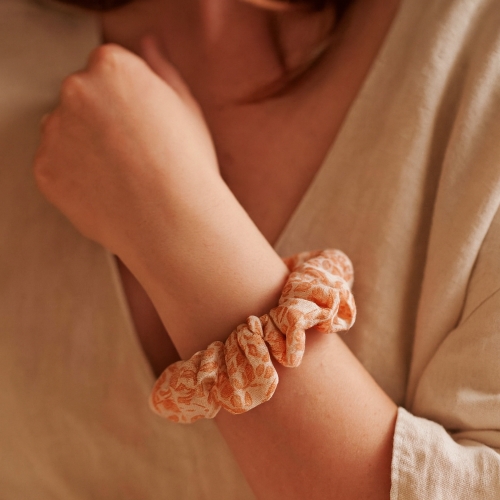 Chouchou en coton orangé à motifs fleuris – accessoire cheveux Petit Fripon fait main