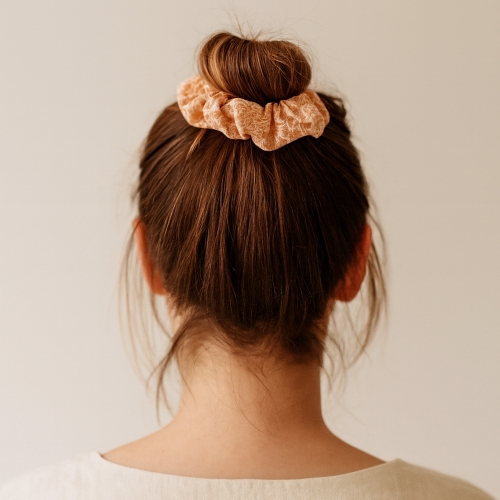 Chouchou en coton orangé à motifs fleuris – accessoire cheveux Petit Fripon fait main