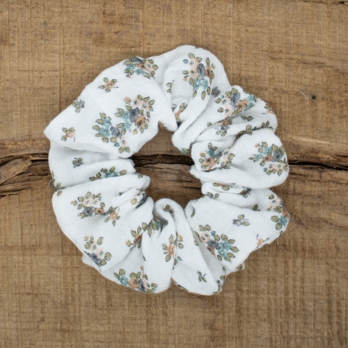 Chouchou blanc à bouquets fleuris bleus – accessoire cheveux artisanal Petit Fripon