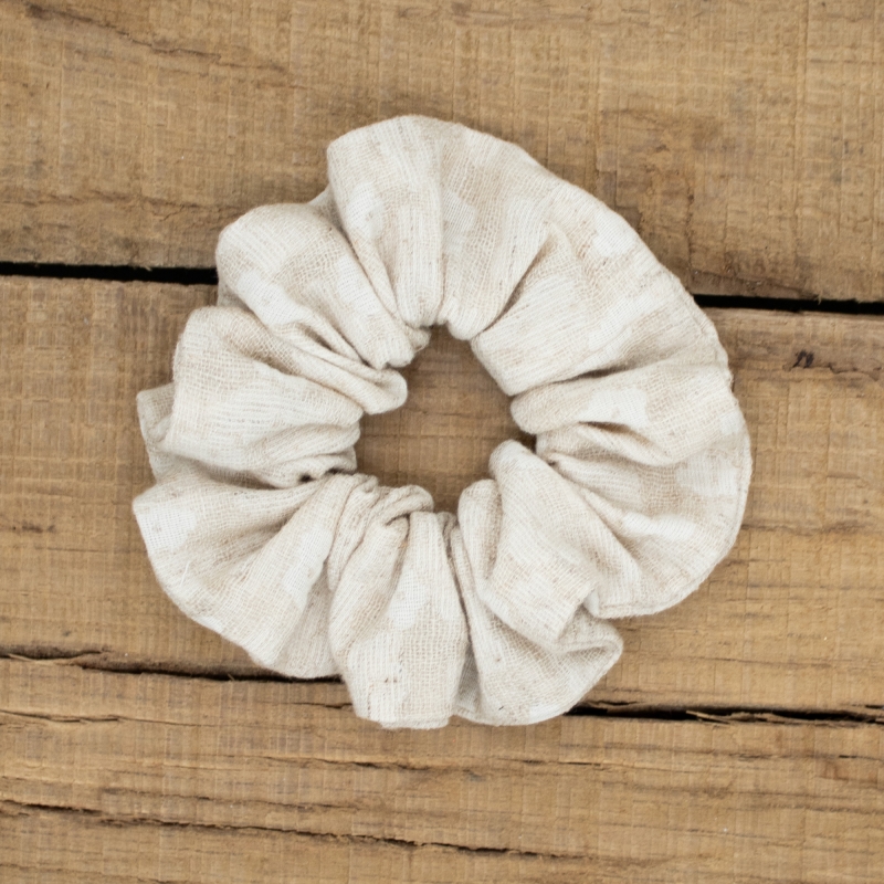 Chouchou en jacquard beige – accessoire cheveux artisanal Petit Fripon