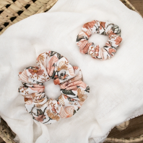 Chouchou blanc à motifs fleuris orangés et verts – accessoire cheveux Petit Fripon