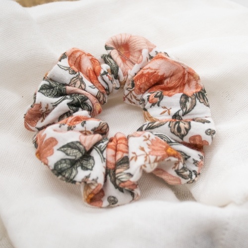 Chouchou blanc à motifs fleuris orangés et verts – accessoire cheveux Petit Fripon