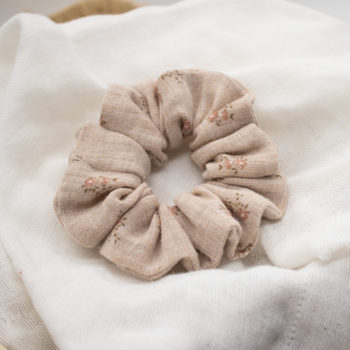 Chouchou en double gaze gris beige à petites fleurs roses – Petit Fripon