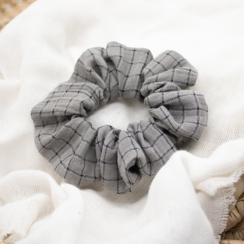 Chouchou gris à carreaux bleu marine – accessoire cheveux Petit Fripon