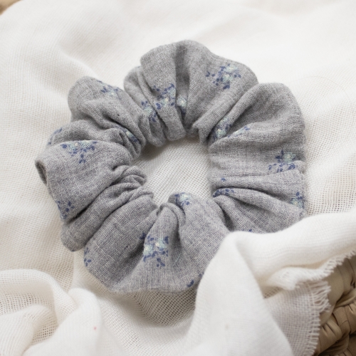 Chouchou gris à petites fleurs bleues – accessoire cheveux Petit Fripon