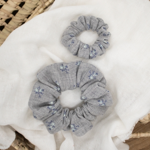 Chouchou gris à petites fleurs bleues – accessoire cheveux Petit Fripon
