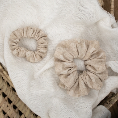 Chouchou en jacquard beige – accessoire cheveux artisanal Petit Fripon