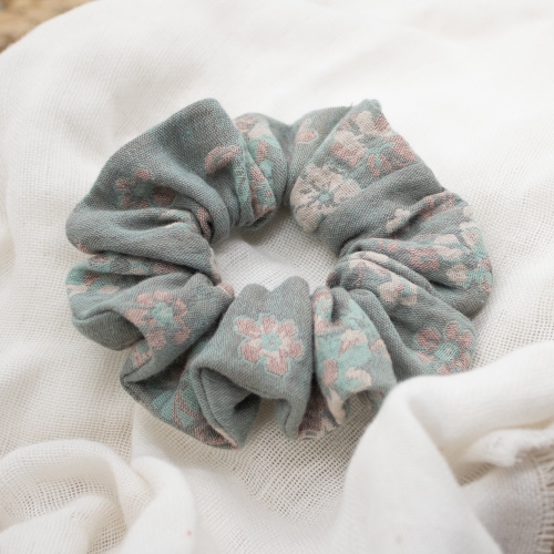 Chouchou en jacquard vert fleuri – accessoire cheveux Petit Fripon