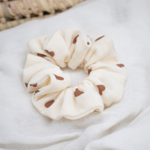 Chouchou écru à cœurs marrons