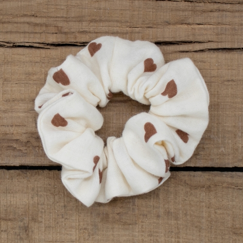 Chouchou écru à cœurs marrons